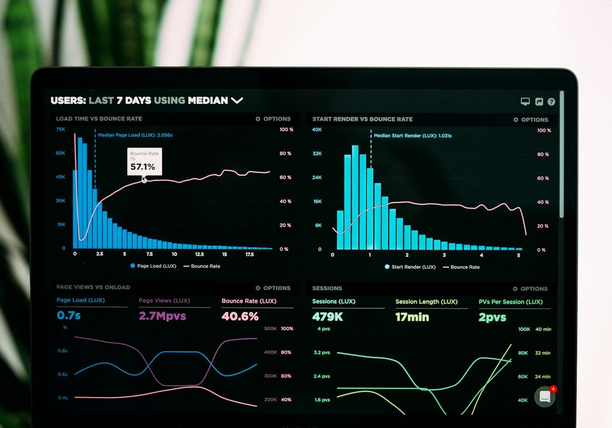 Un ordinateur portable affichant des graphiques de statistiques