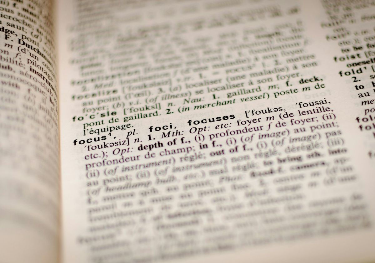 Une page de dictionnaire imprimée, vue de près