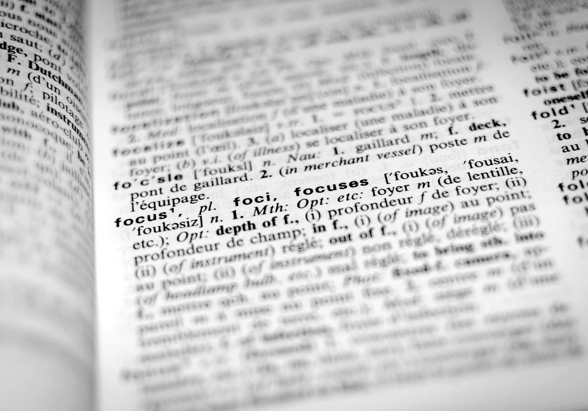 Gros plan sur la page ouverte d'un dictionnaire